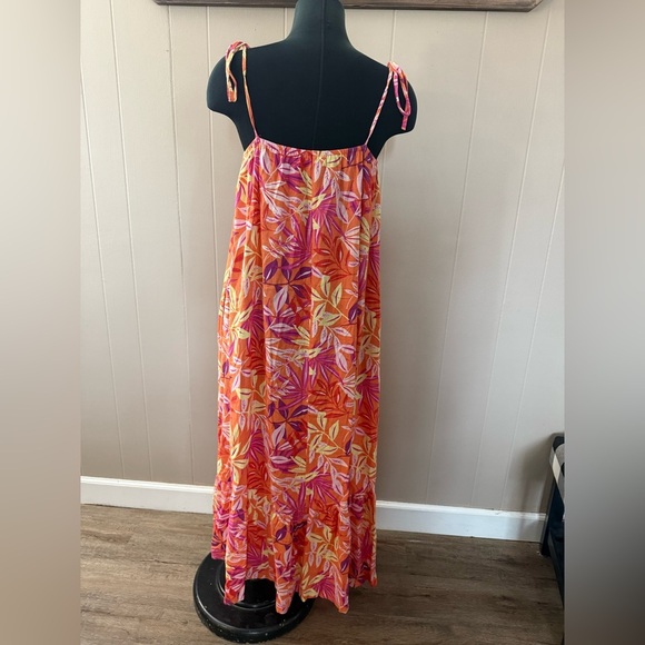 Jacquie The Label • Linen Blend Floral Maxi Dress - Picture 10 of 11